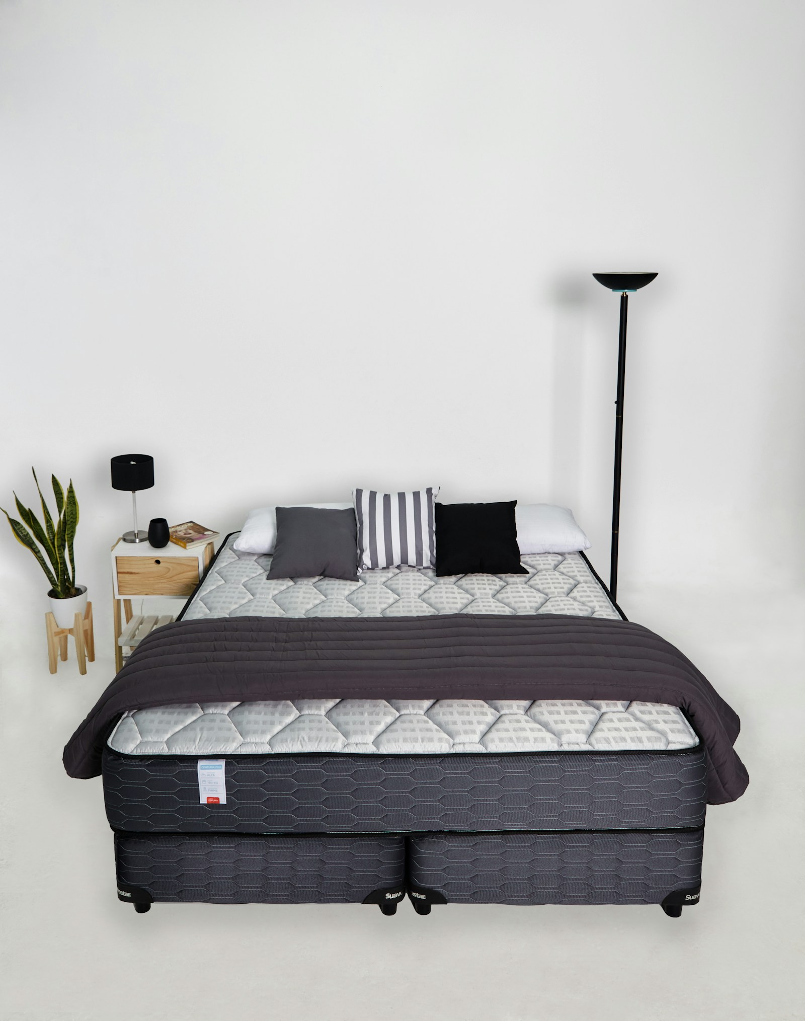 Colchón preparado con almohadas y ropa de cama