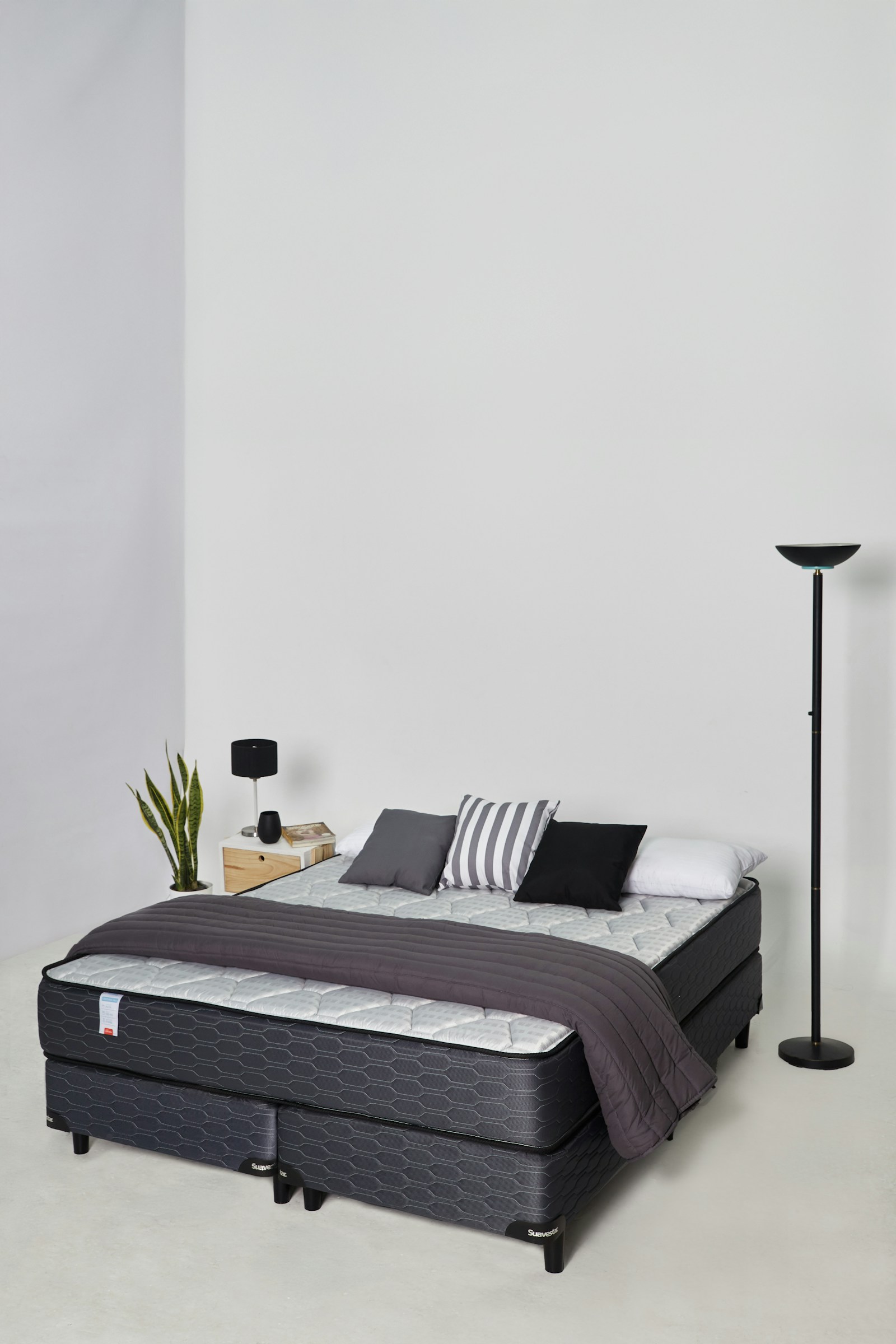 Cama moderna con colchón y ropa de cama