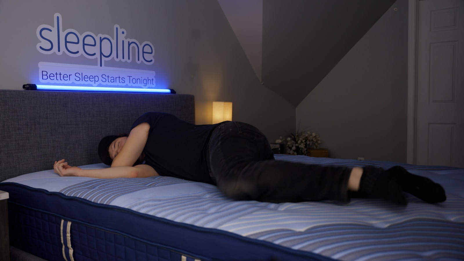 Persona durmiendo de lado sobre un colchón