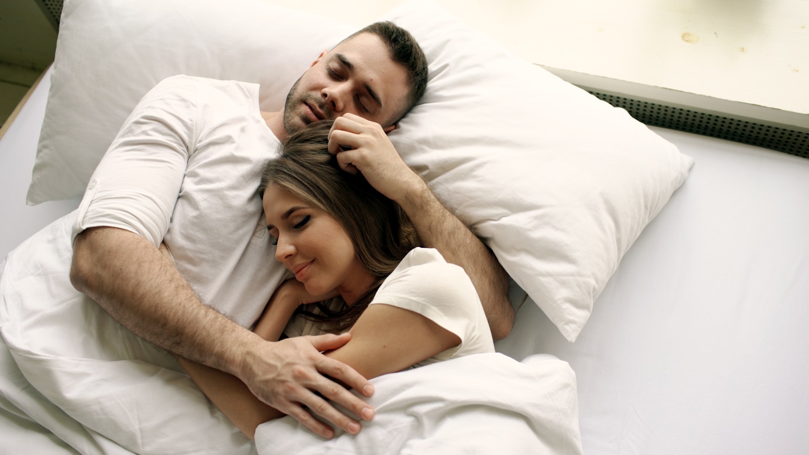 Pareja descansando junta en una cama