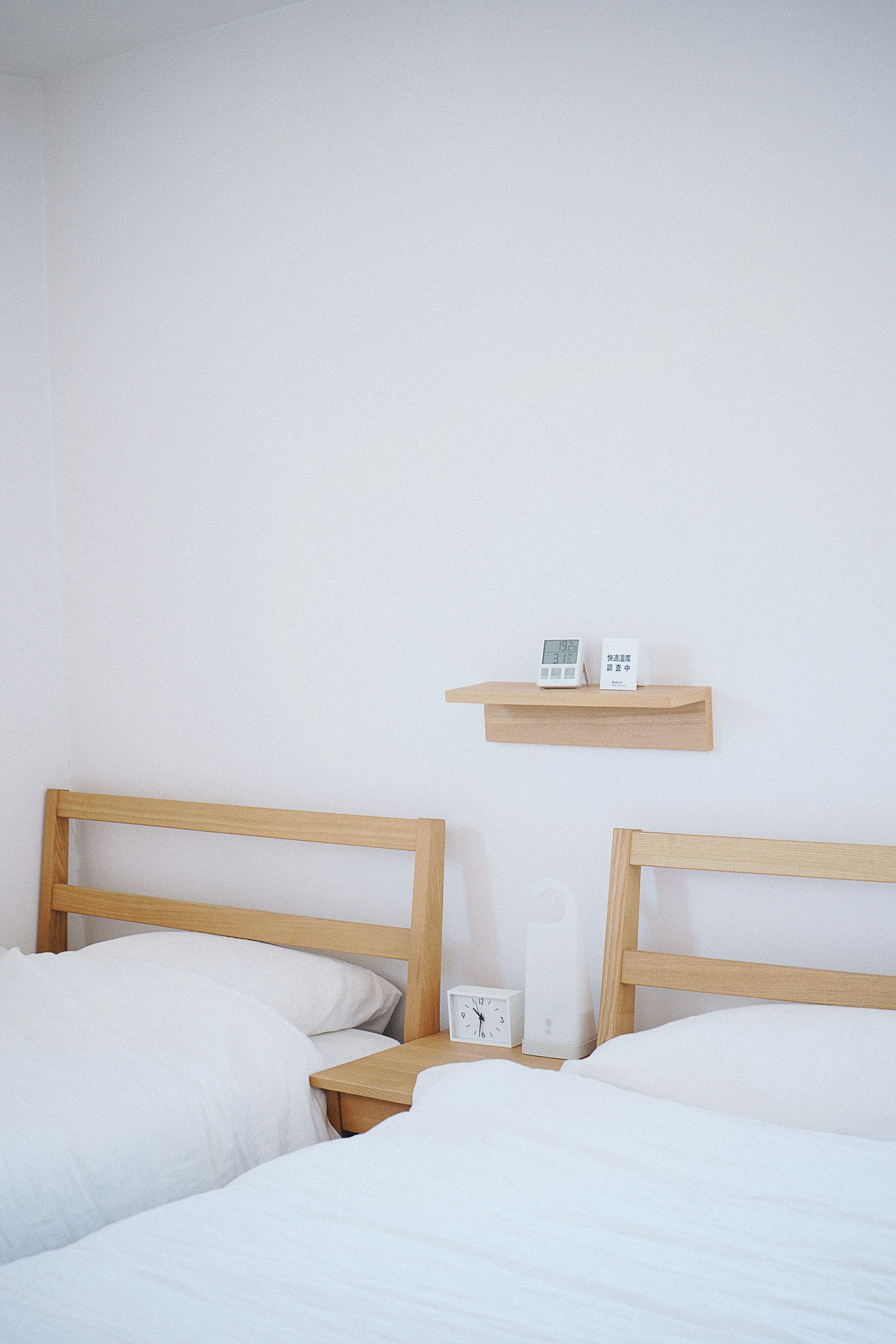 Dormitorio con varias camas y colchones