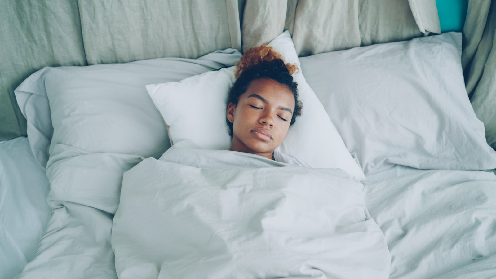 Persona durmiendo plácidamente bajo una manta
