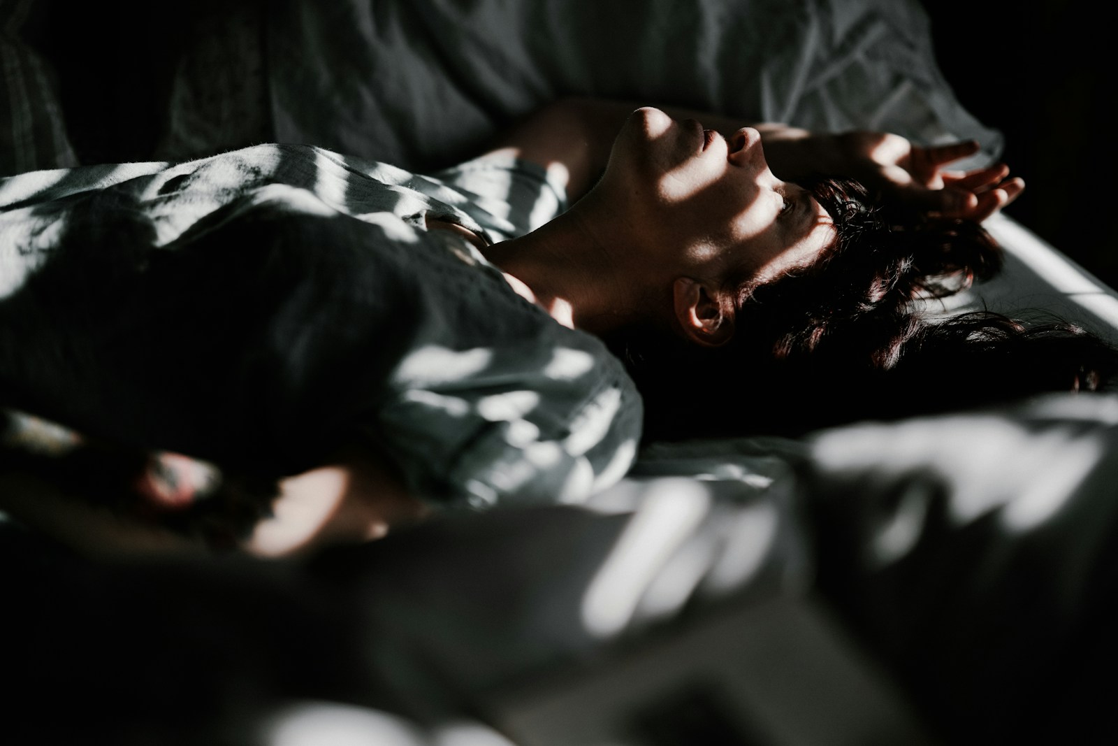 Persona descansando con la cabeza sobre la almohada