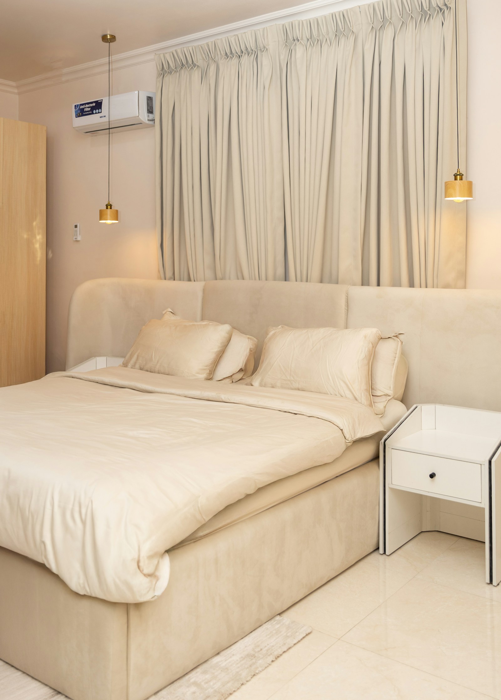 Dormitorio moderno y neutro diseñado para el descanso