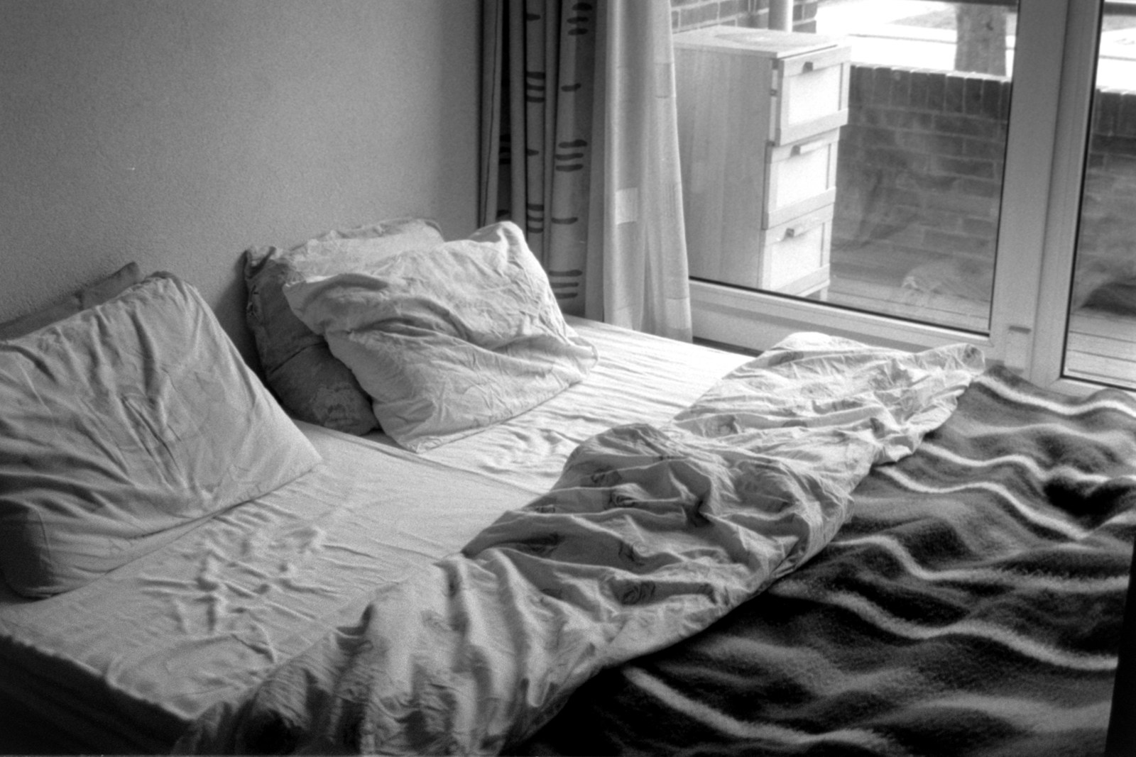 Dormitorio tranquilo con cama junto a una ventana