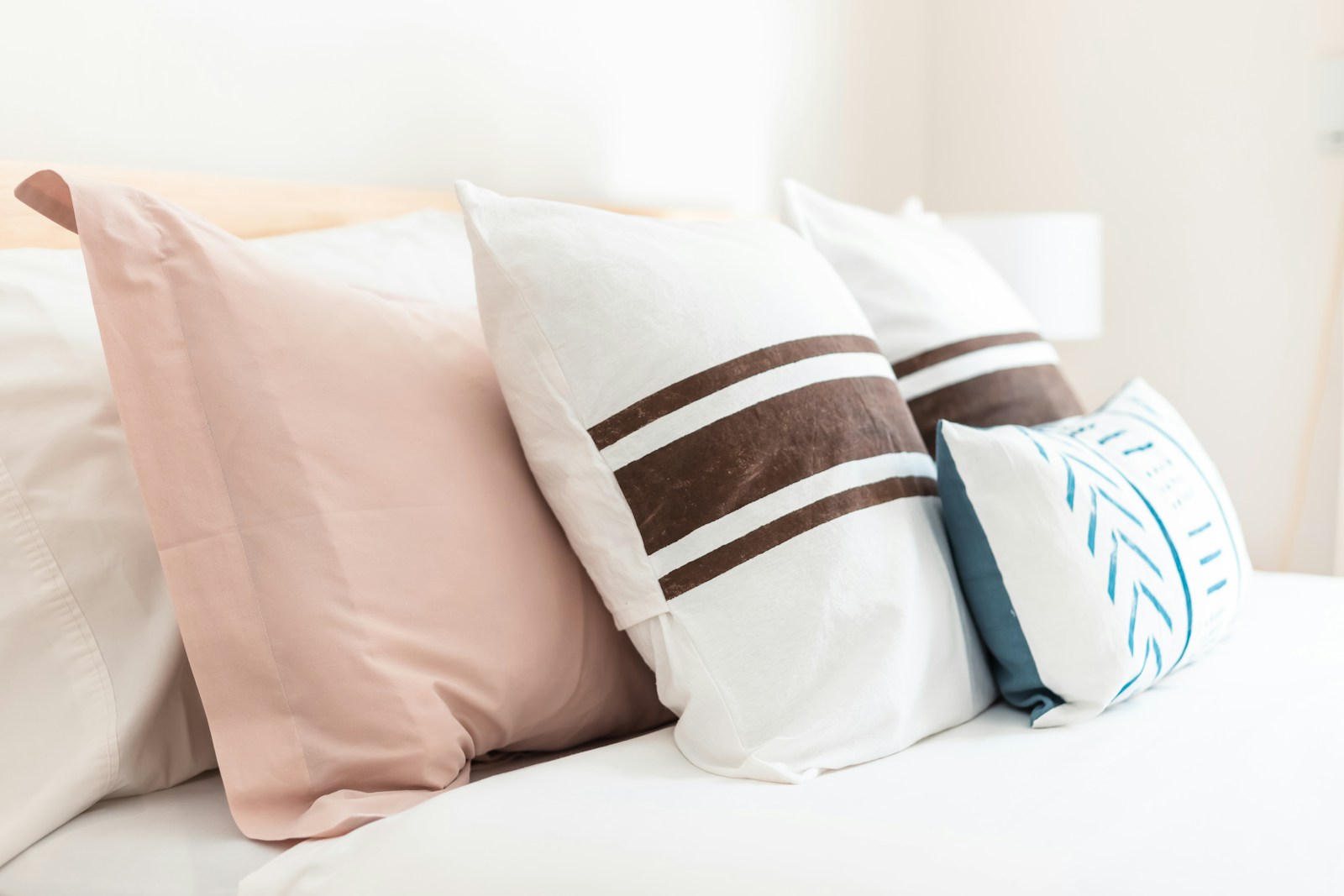 Almohadas colocadas sobre una cama