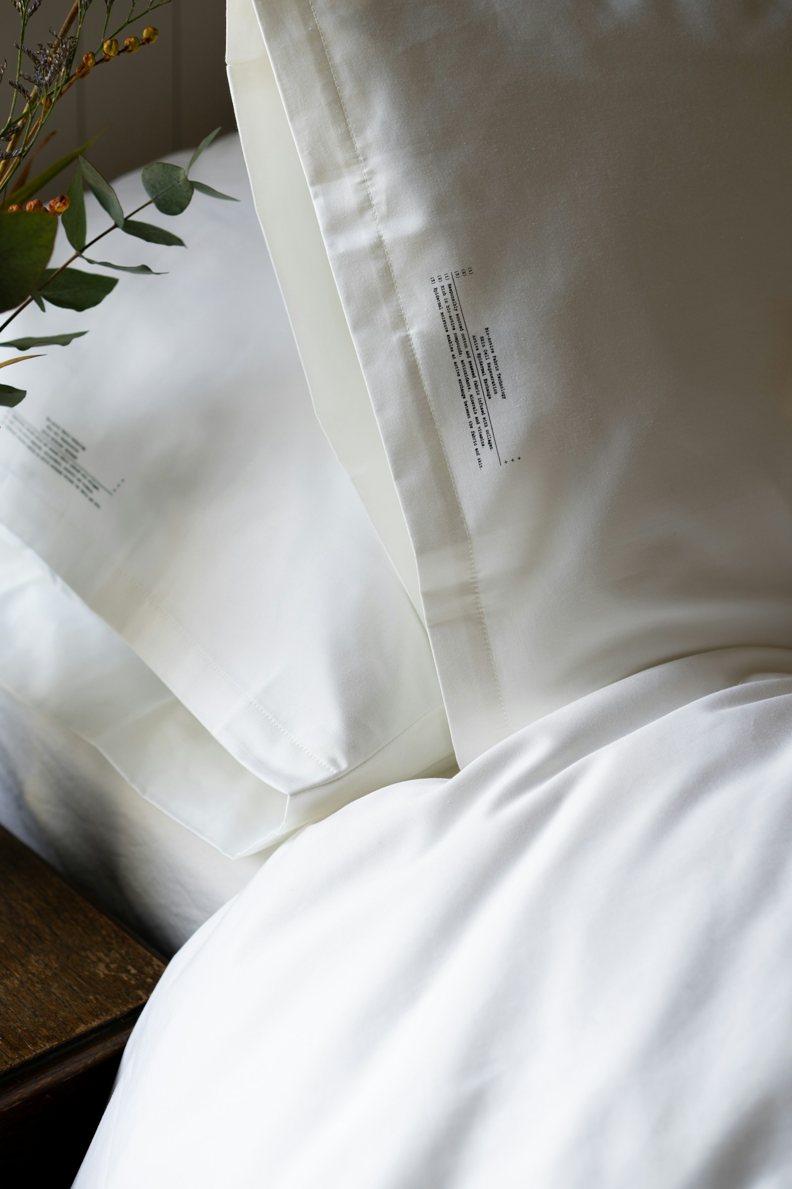 Detalle de ropa de cama, almohadas y superficie de descanso