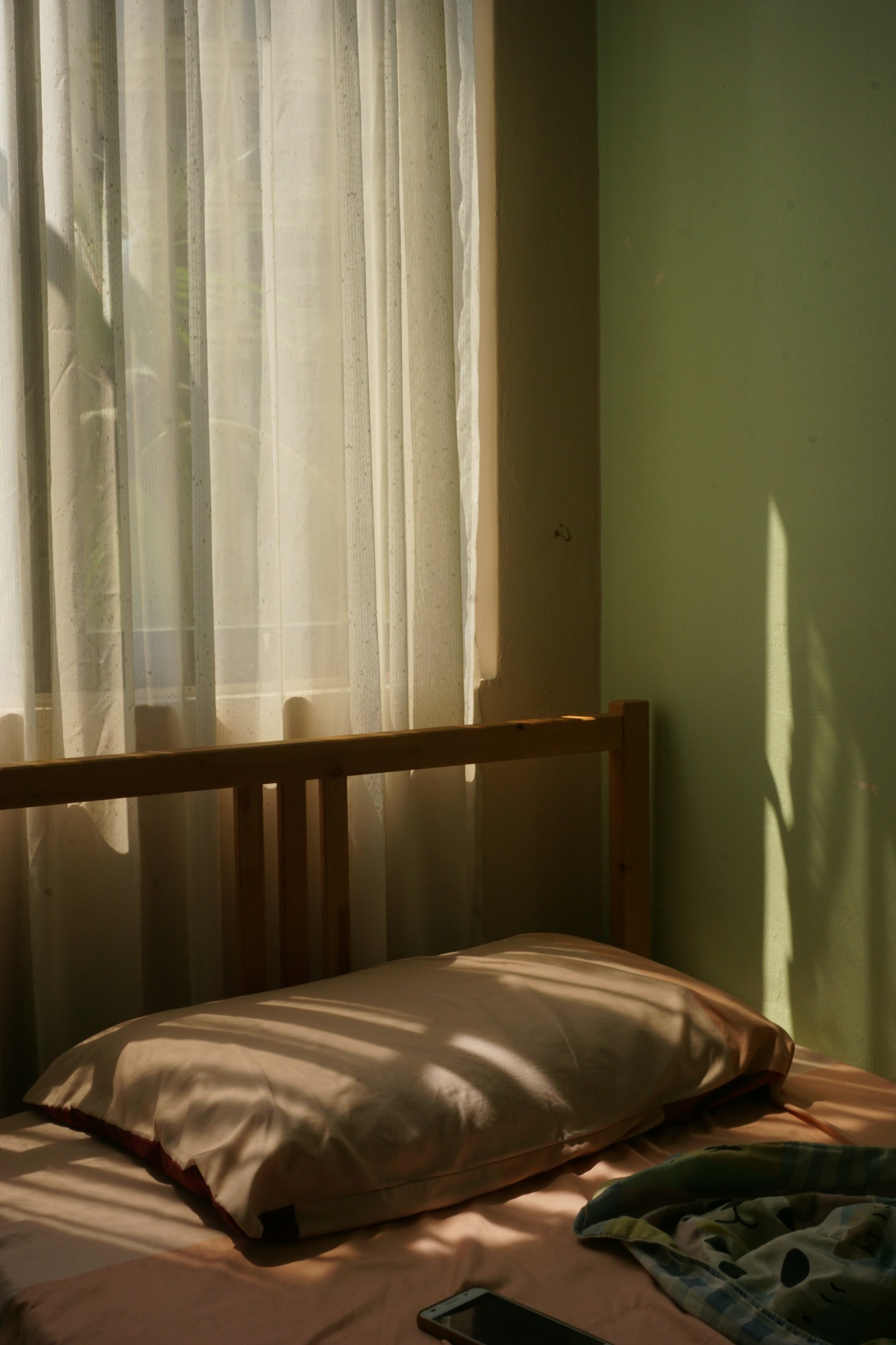 Colchón sobre una estructura de cama de madera