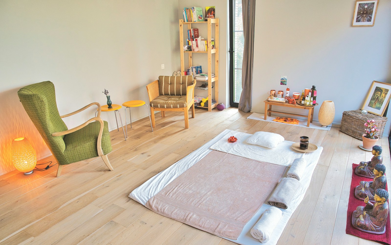 Colchón sobre base de madera en un dormitorio