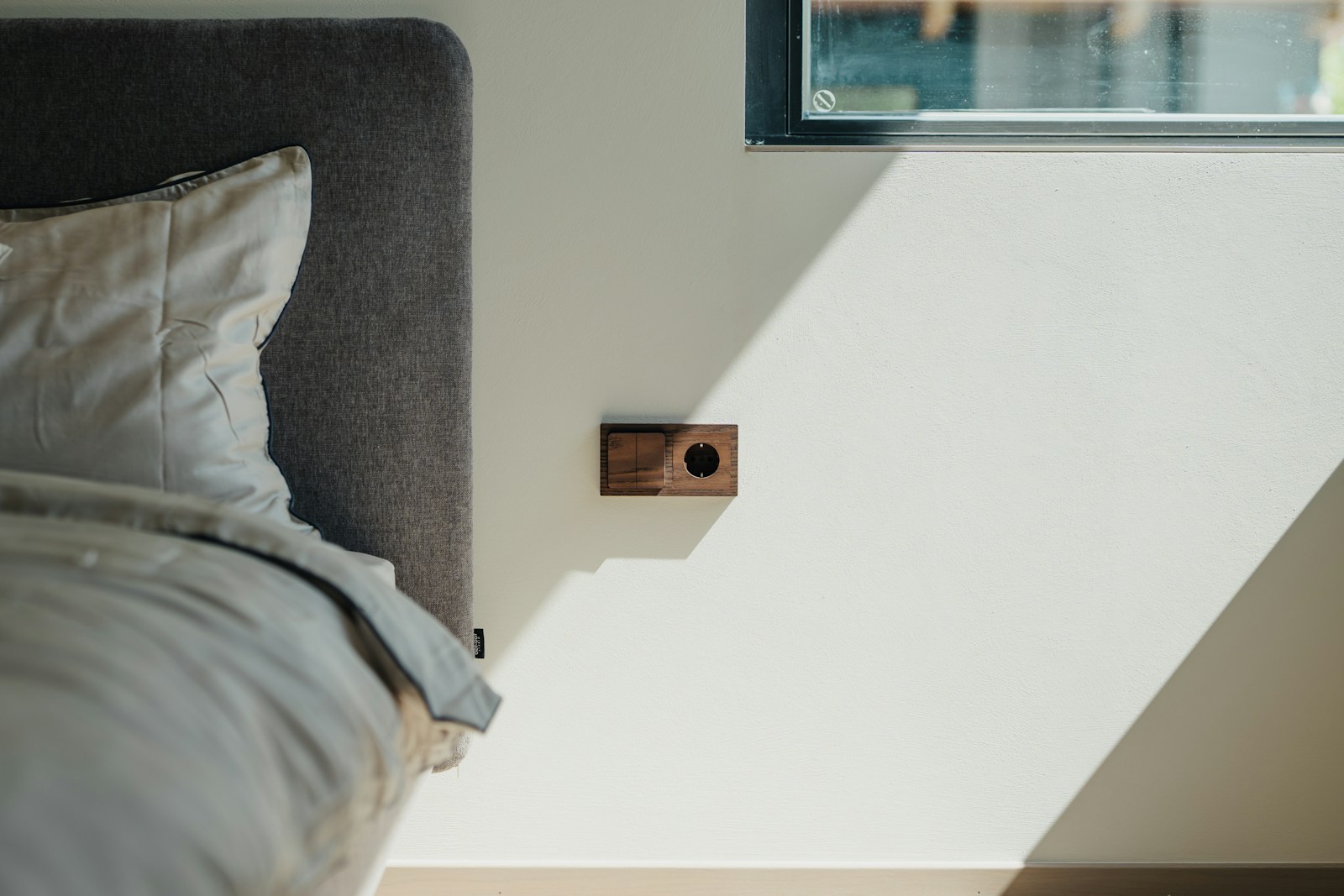Dormitorio luminoso con luz natural junto a la cama
