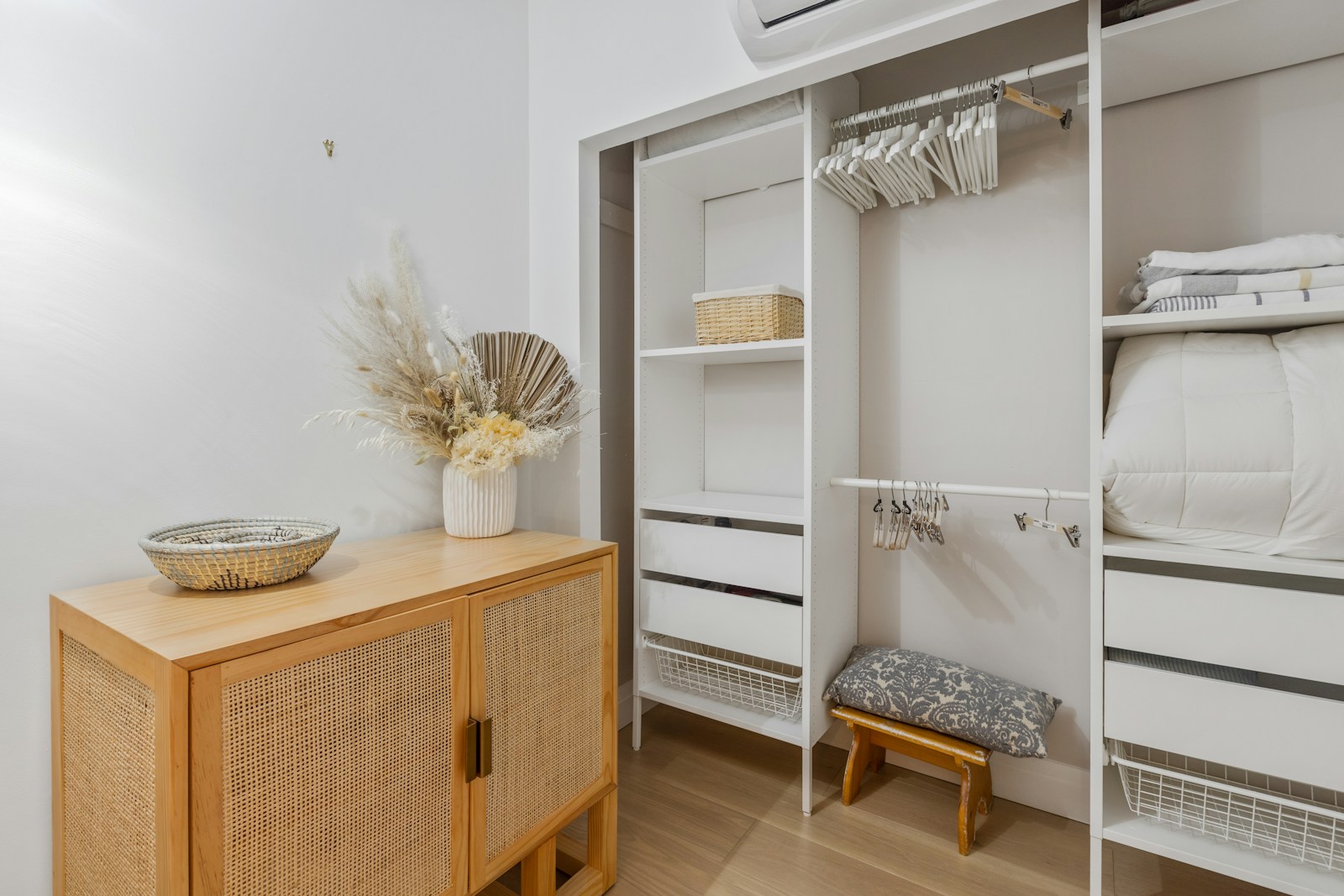 Cama amplia con colchón en un dormitorio