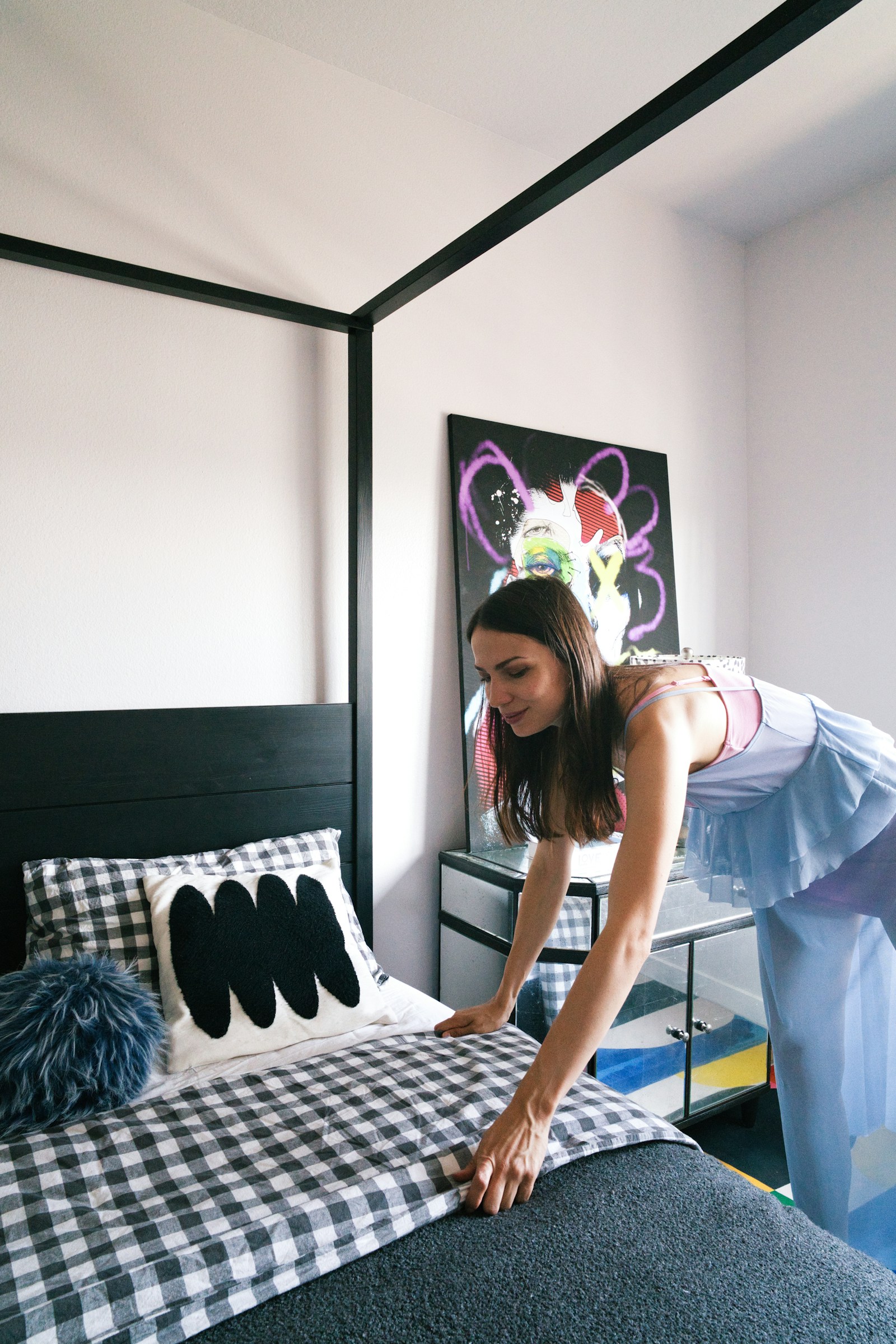 Persona haciendo la cama y cuidando la ropa de cama
