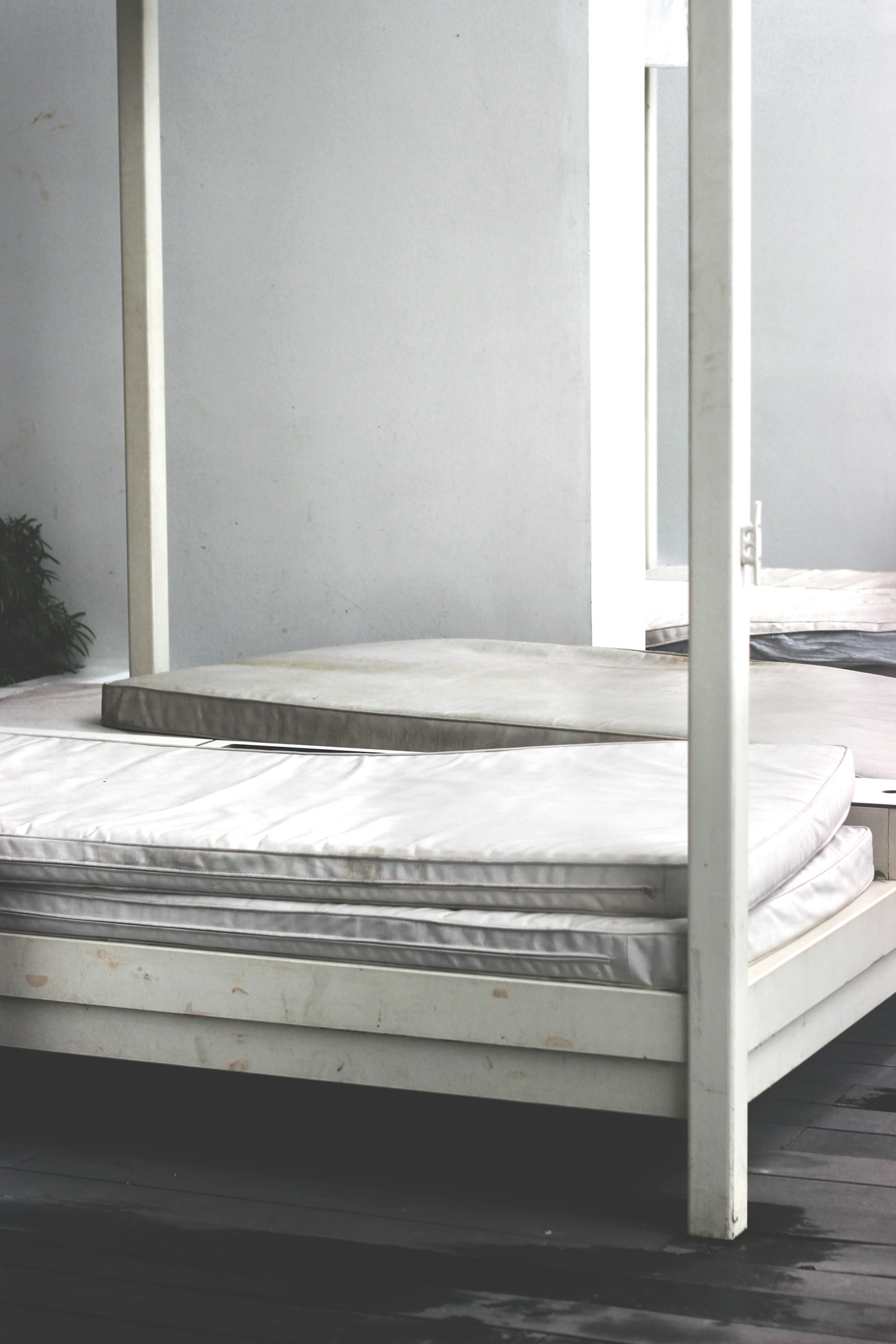 Colchón colocado sobre una estructura de cama
