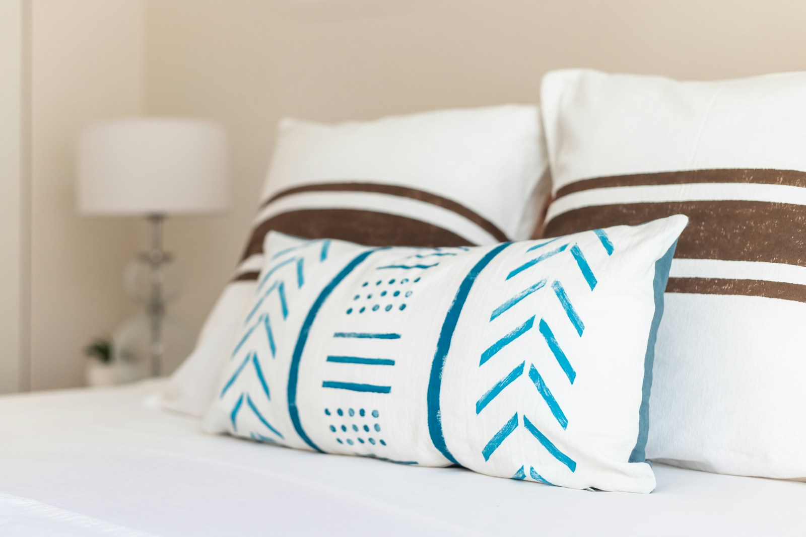 Grupo de almohadas y textiles sobre una cama