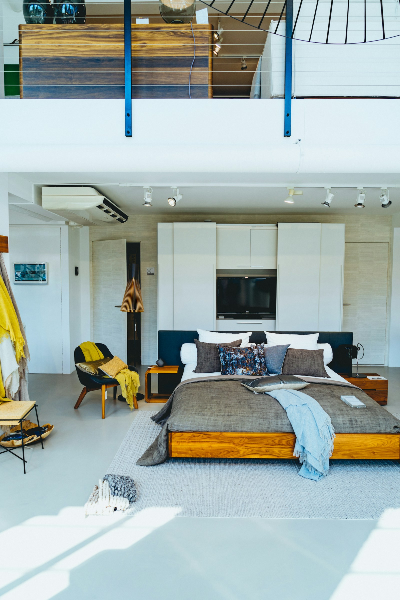 Estructura de cama de madera en un dormitorio