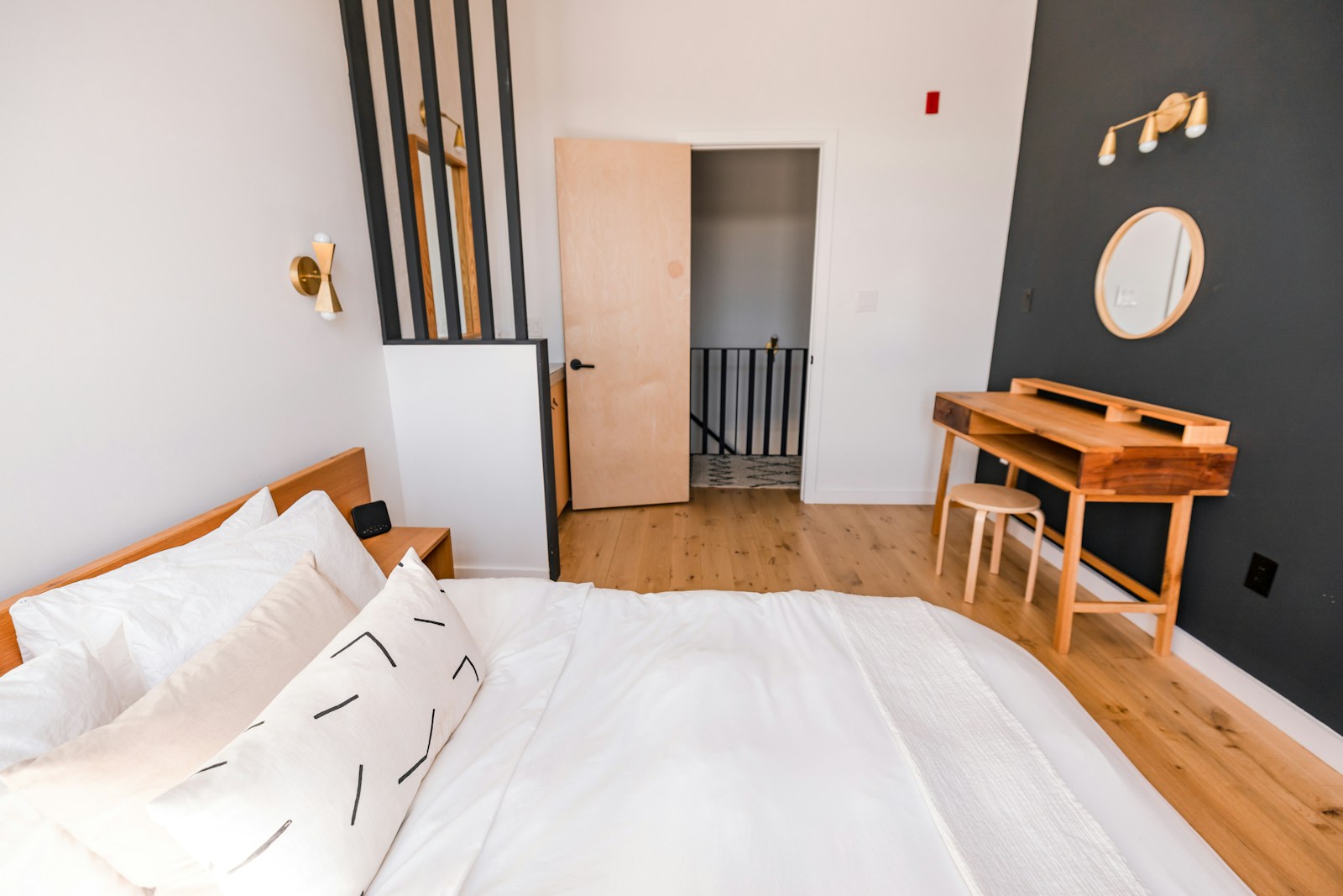 Dormitorio luminoso preparado para comparar opciones de compra