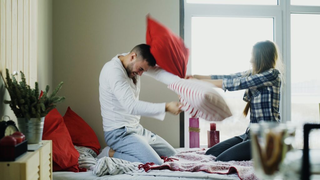 Pareja compartiendo un momento relajado en la cama