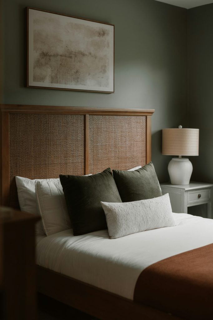 Dormitorio acogedor y ordenado con cama preparada