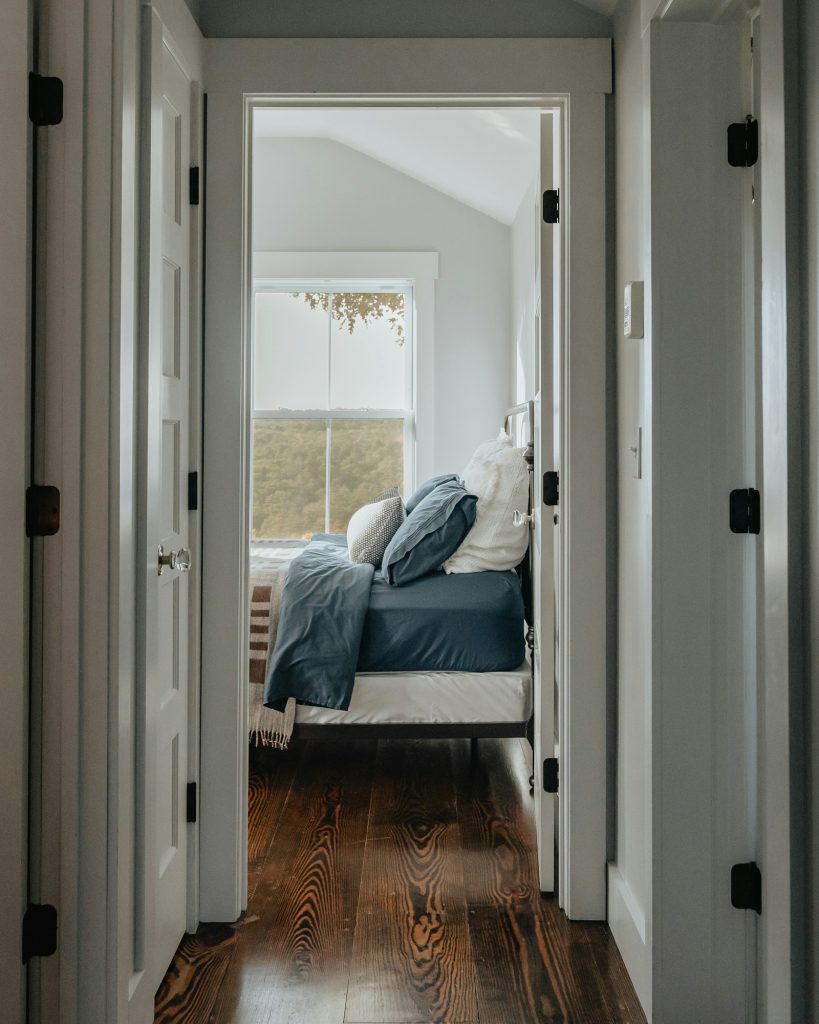Dormitorio con cama y diferentes elementos de descanso