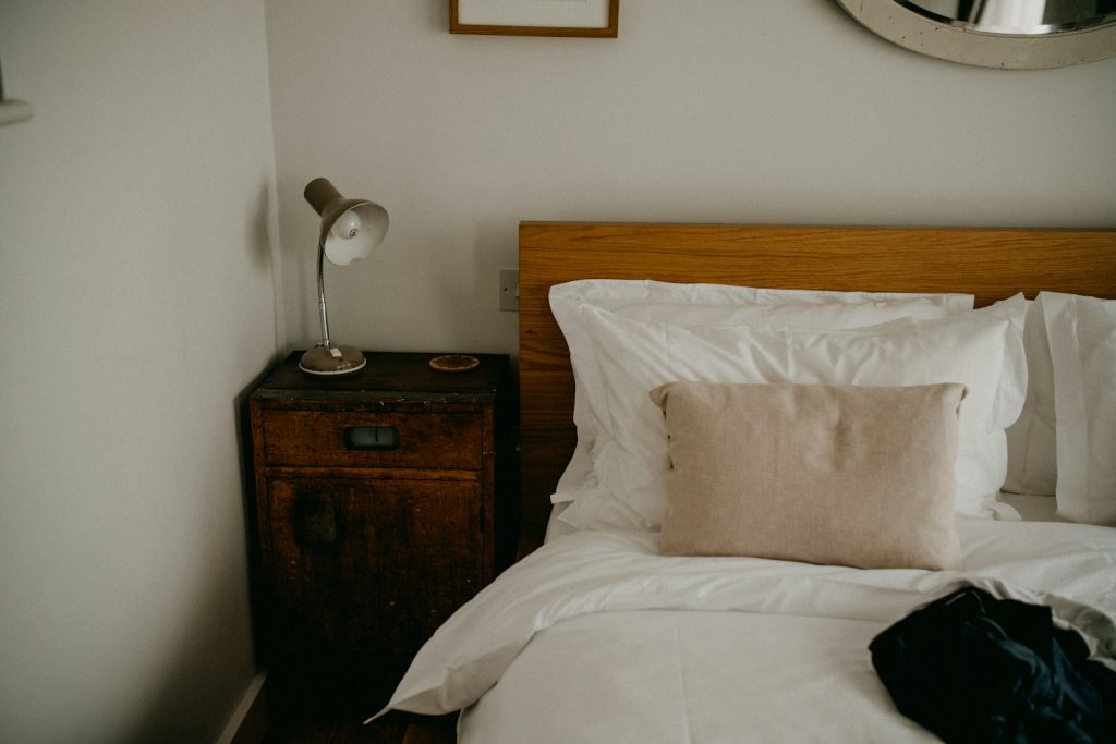Cama bien hecha en un dormitorio acogedor